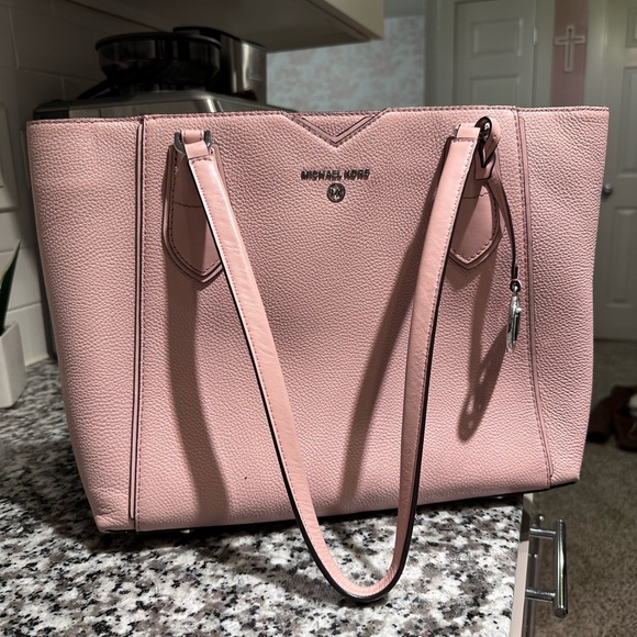 Michael Kors Leather Baby Pink Tote Bag. - Picture 2 of 10